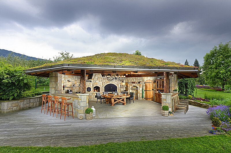 Zahradní kamenná kuchyň se zelenou střechou Zahradní kamenná kuchyň se zelenou střechou